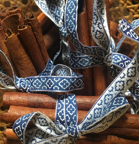 Blue & white gift box of 5 x Mini Sweet Cinnamon Bundles, blue & white ribbon, + Sweet Cinnamon Oil 10ml